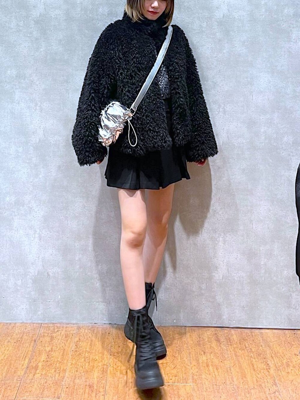 シルバー系のショルダーバッグ、ブラック系のその他パンツ、ブラック系のニット/セーターを着用したレディースの冬コーディネートの4枚目の写真