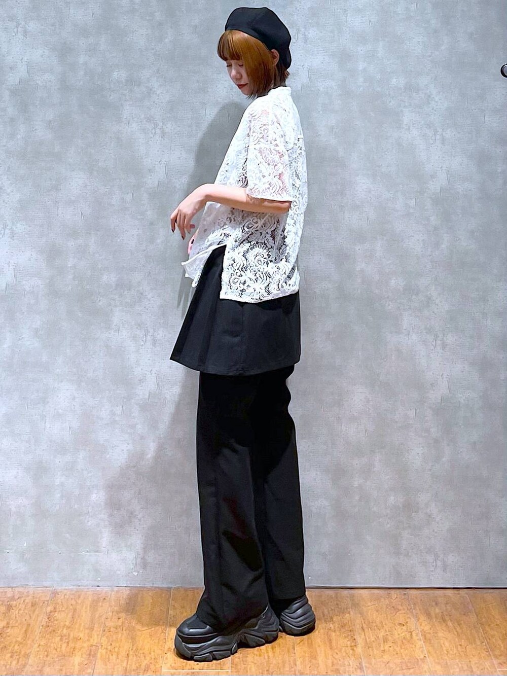 ブラック系のスニーカー、ホワイト系のシャツ/ブラウス、ブラック系のキャミソールを着用したレディースの夏コーディネートの5枚目の写真