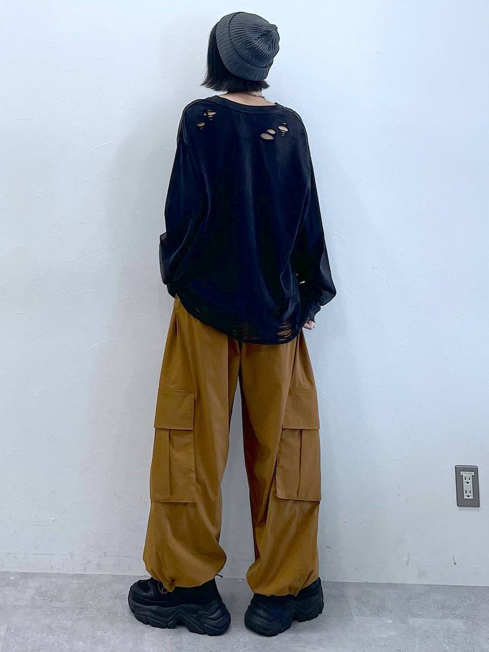 ブラック系のスニーカー、ブラウン系のカーゴパンツ、ブラック系のTシャツ/カットソーを着用したレディースの夏コーディネートの5枚目の写真