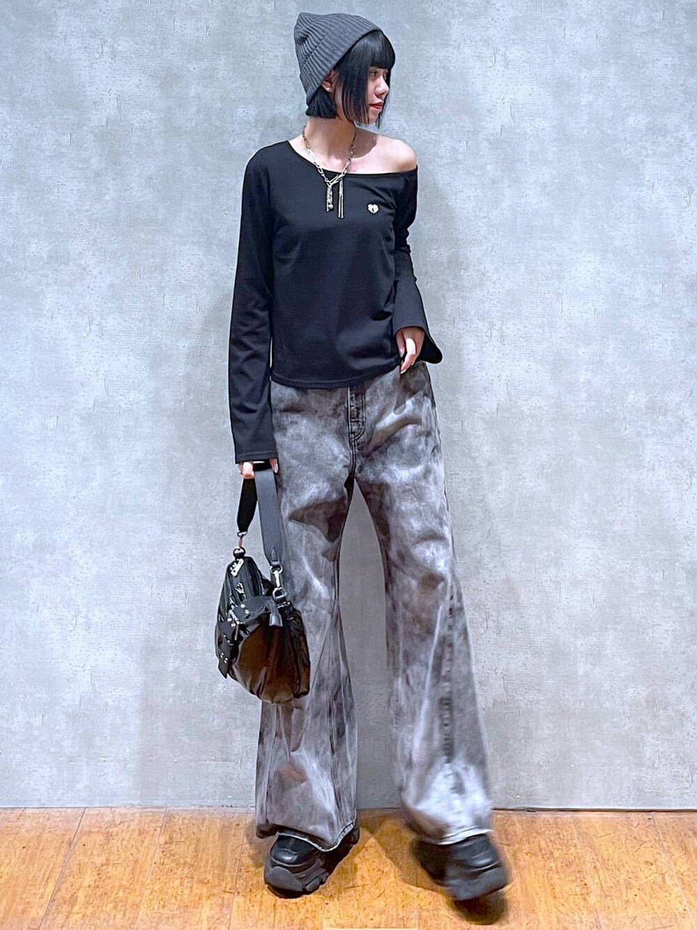 ブラック系のスニーカー、ブラック系のショルダーバッグ、ブラック系のデニムパンツを着用したレディースの夏コーディネートの8枚目の写真