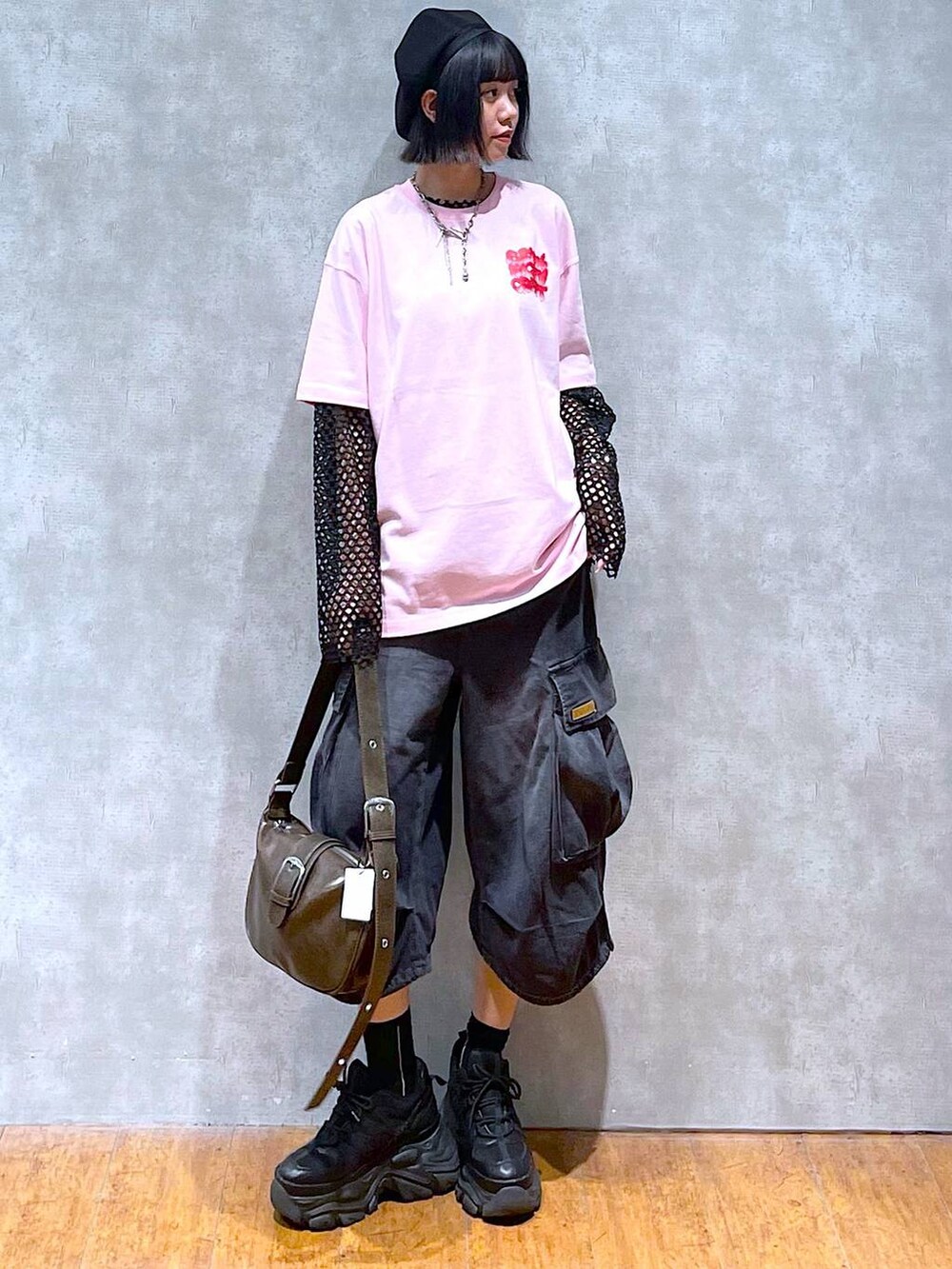 ブラック系のスニーカー、ピンク系のTシャツ/カットソー、ブラック系のTシャツ/カットソーを着用したレディースの夏コーディネートの5枚目の写真