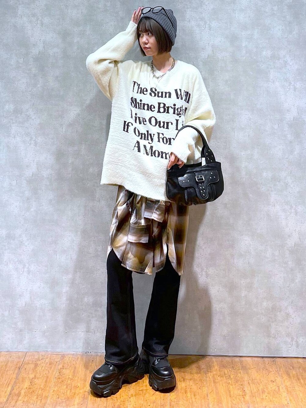 ブラック系のブーツ、イエロー系のシャツ/ブラウス、ホワイト系のニット/セーターを着用したレディースの秋コーディネートの7枚目の写真