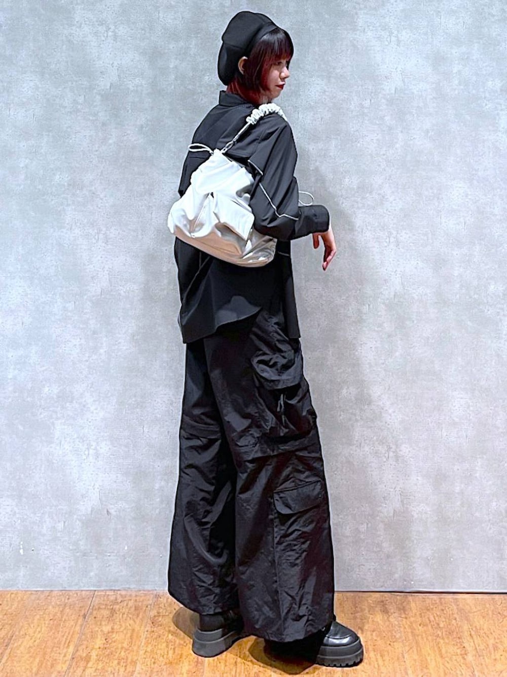 ブラック系のシャツ/ブラウス、ブラック系のカーゴパンツ、ブラック系のブーツを着用したレディースの冬コーディネートの5枚目の写真