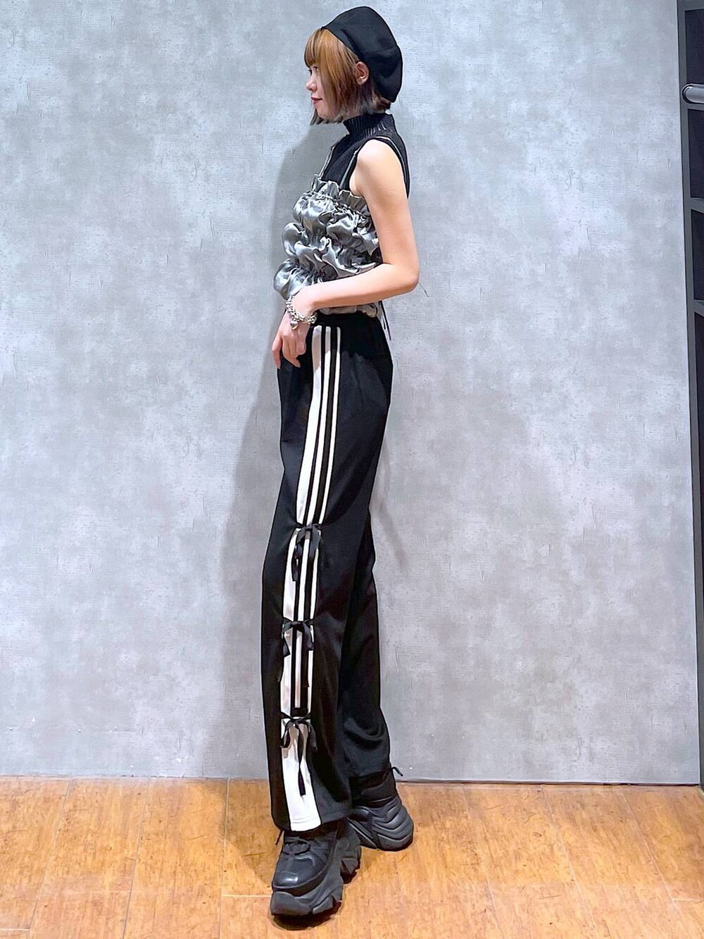 ブラック系のスニーカー、ブラック系のニット/セーター、ブラック系のその他パンツを着用したレディースの夏コーディネートの3枚目の写真