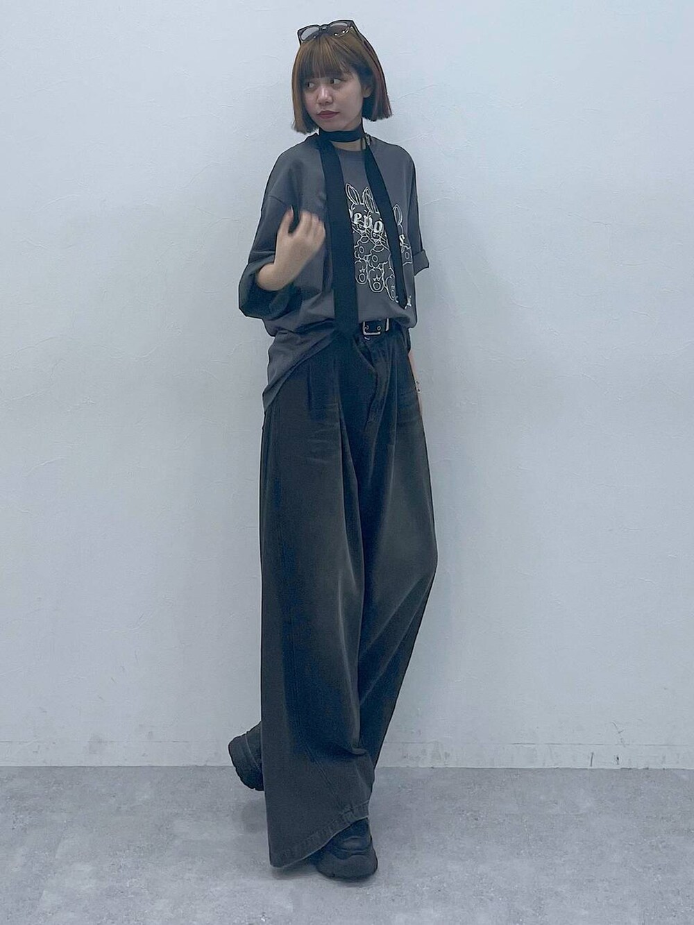 ブラック系のスニーカー、ブラック系のデニムパンツ、グレー系のTシャツ/カットソーを着用したレディースの夏コーディネートの2枚目の写真