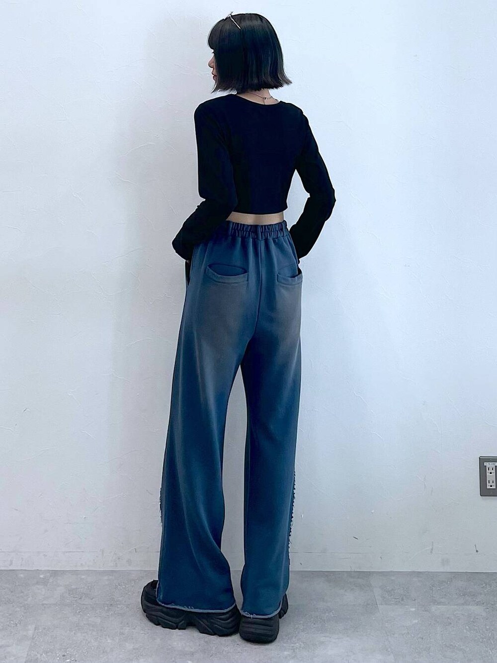 「ロンT、差し色コーデ、高身長、韓国系、韓国ファッション、ユニセックス、女子ウケ、夏コーデ、秋コーデ、骨格ナチュラル、モード、カジュアル、PAGEBOY、PBLIM、着痩せ・細見え」｜「PAGEBOYのプラットチャンキースニーカー（スニーカー、ブラック系）」を使った、Kotohaさん（レディース・170cm）の秋コーディネートの4枚目の写真
