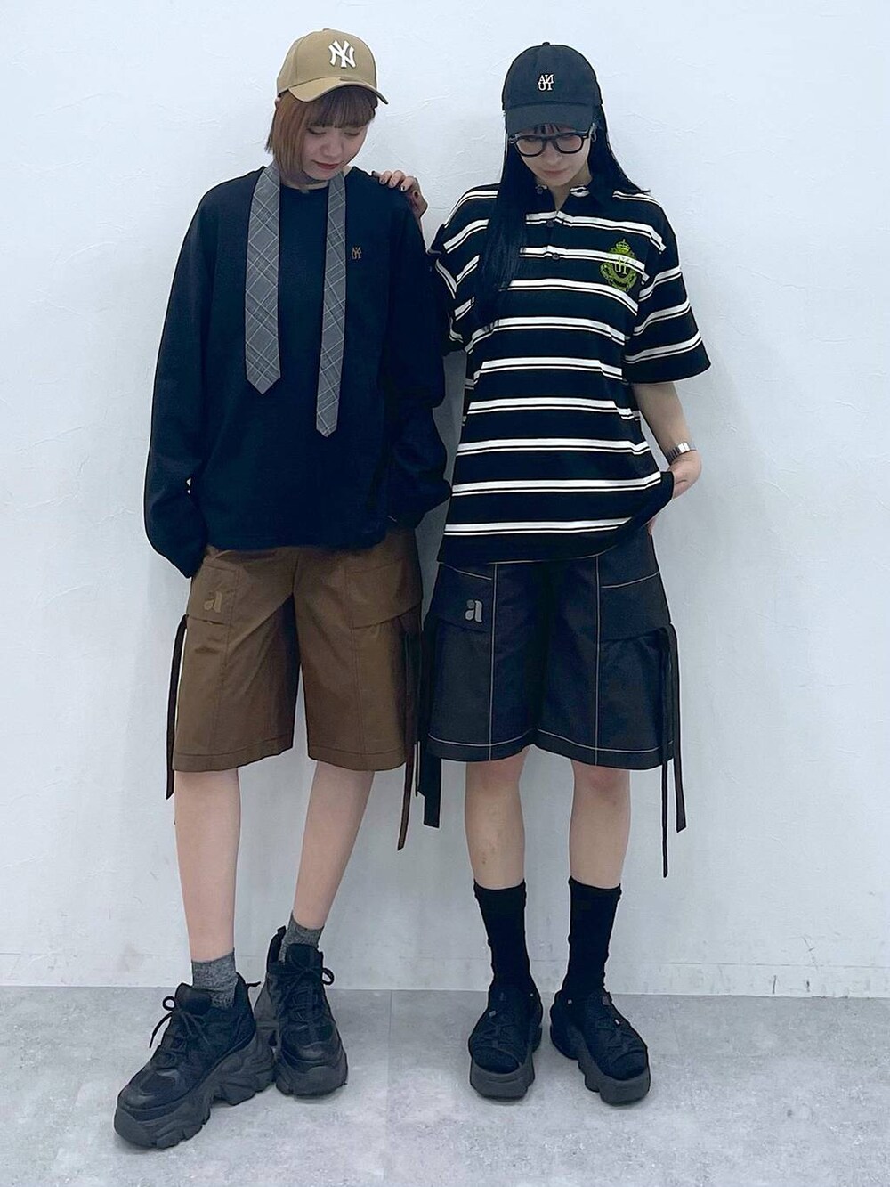 ブラック系のスニーカー、グレー系のネクタイ、ブラウン系のカーゴパンツを着用したレディースの夏コーディネートの3枚目の写真