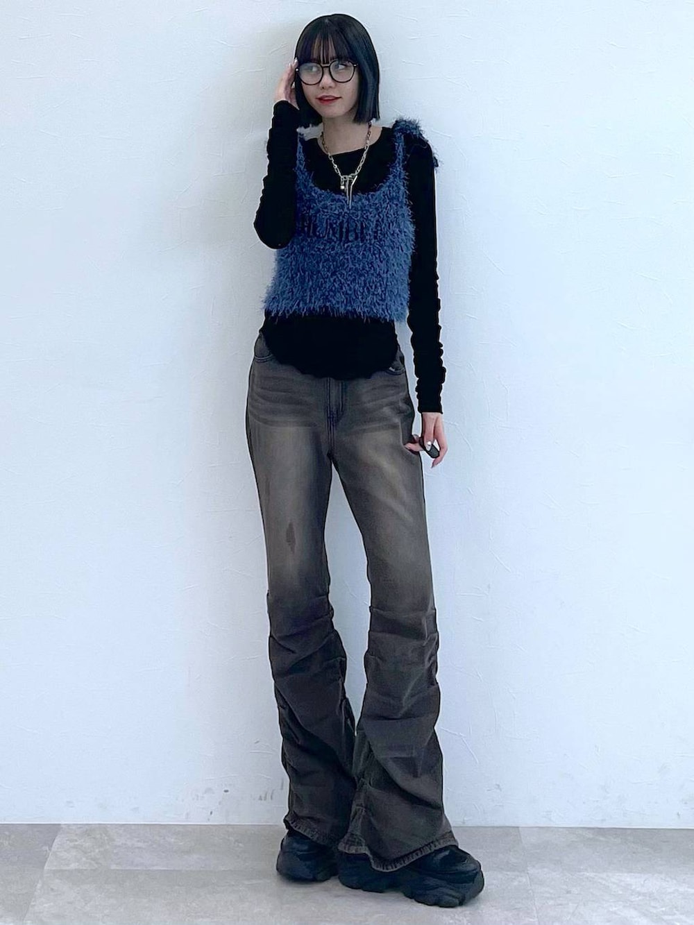 ブラック系のスニーカー、ブラック系のデニムパンツ、ブルー系のTシャツ/カットソーを着用したレディースの秋コーディネートの7枚目の写真