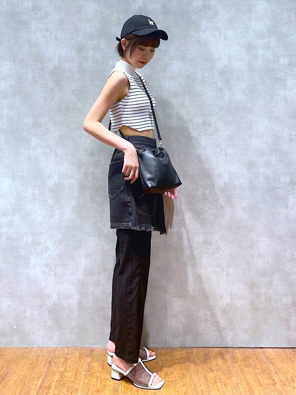 ホワイト系のTシャツ/カットソー、ブラック系のショルダーバッグ、ブラック系のデニムパンツを着用したレディースの夏コーディネートの2枚目の写真