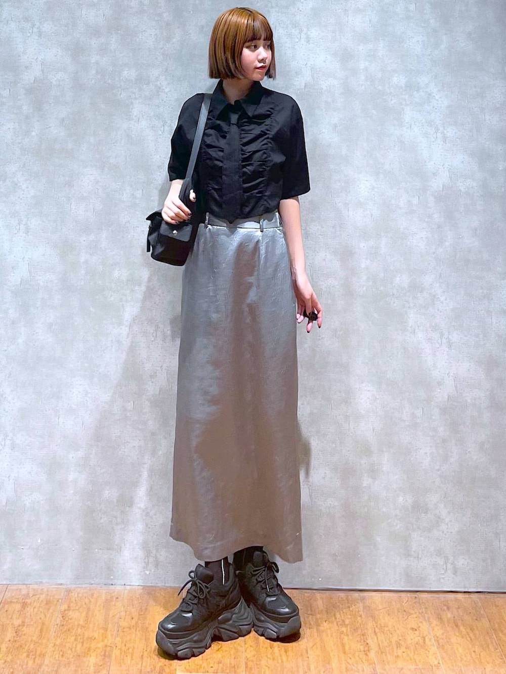 ブラック系のショルダーバッグ、ブラック系のスニーカー、ブラック系のシャツ/ブラウスを着用したレディースの夏コーディネートの2枚目の写真