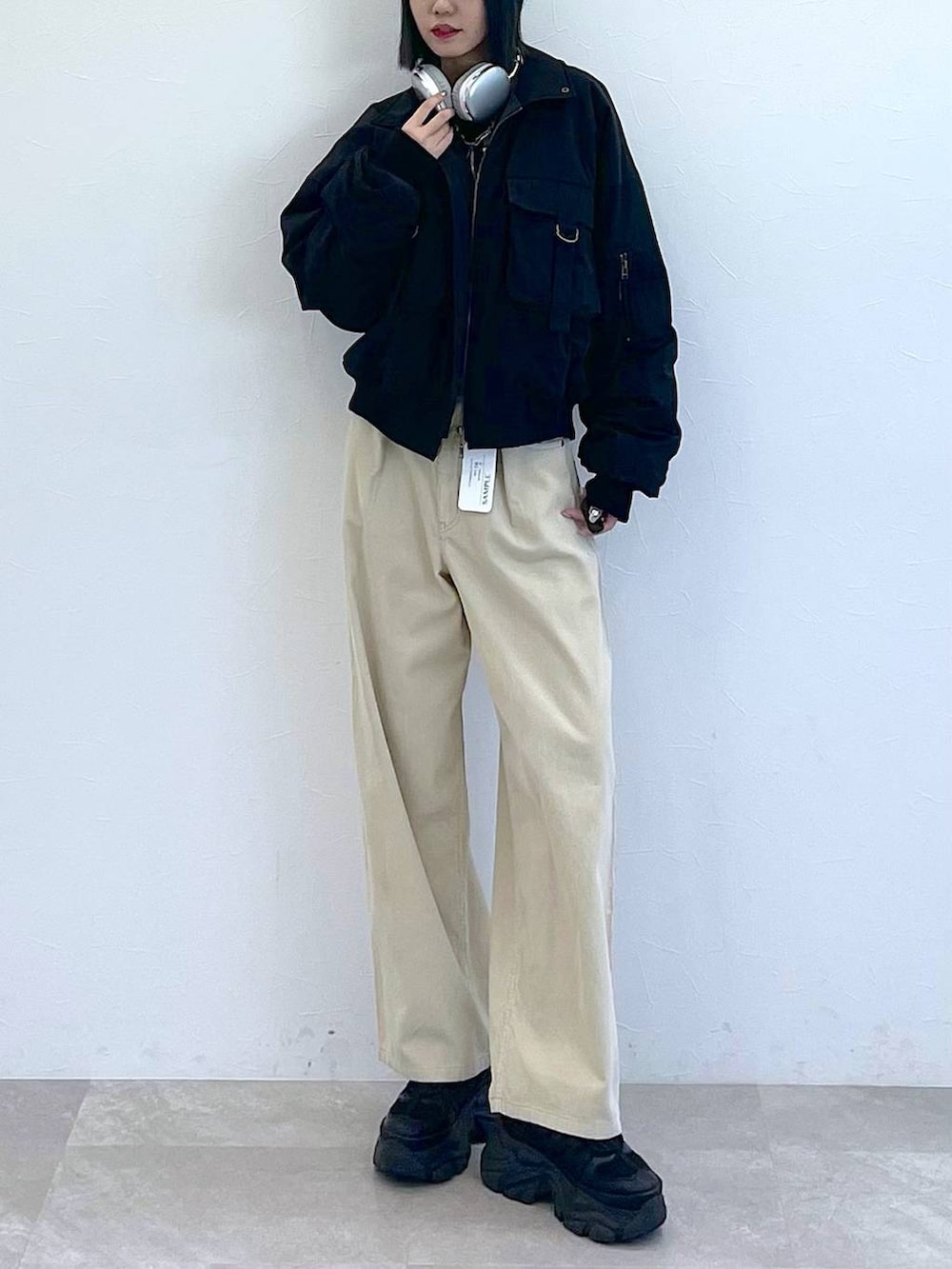 ブラック系のスニーカー、ブラック系のTシャツ/カットソー、ホワイト系のキャミソールを着用したレディースの秋コーディネートの7枚目の写真