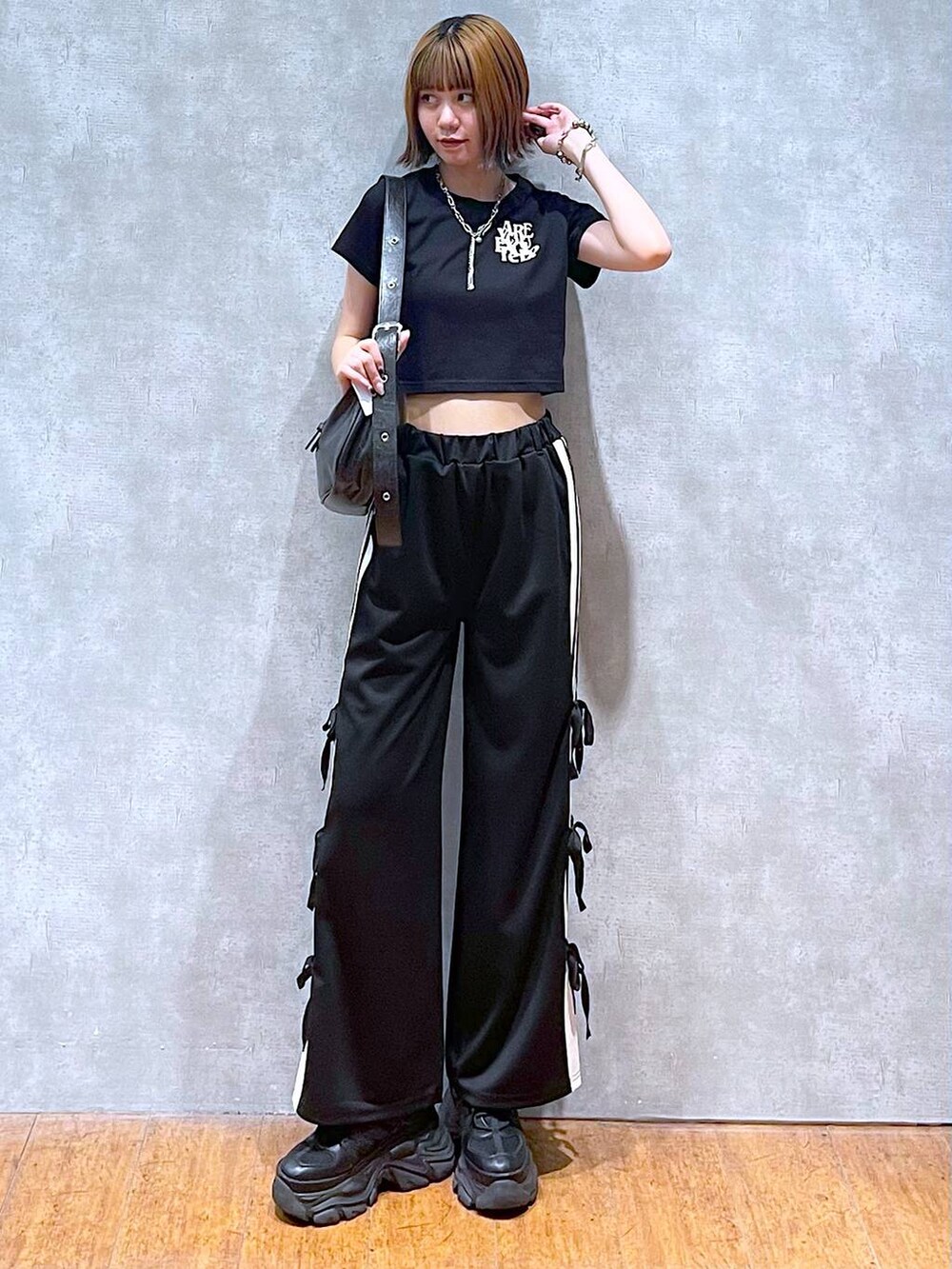 ブラック系のスニーカー、ブラック系のTシャツ/カットソー、ブラック系のその他パンツを着用したレディースの夏コーディネートの6枚目の写真