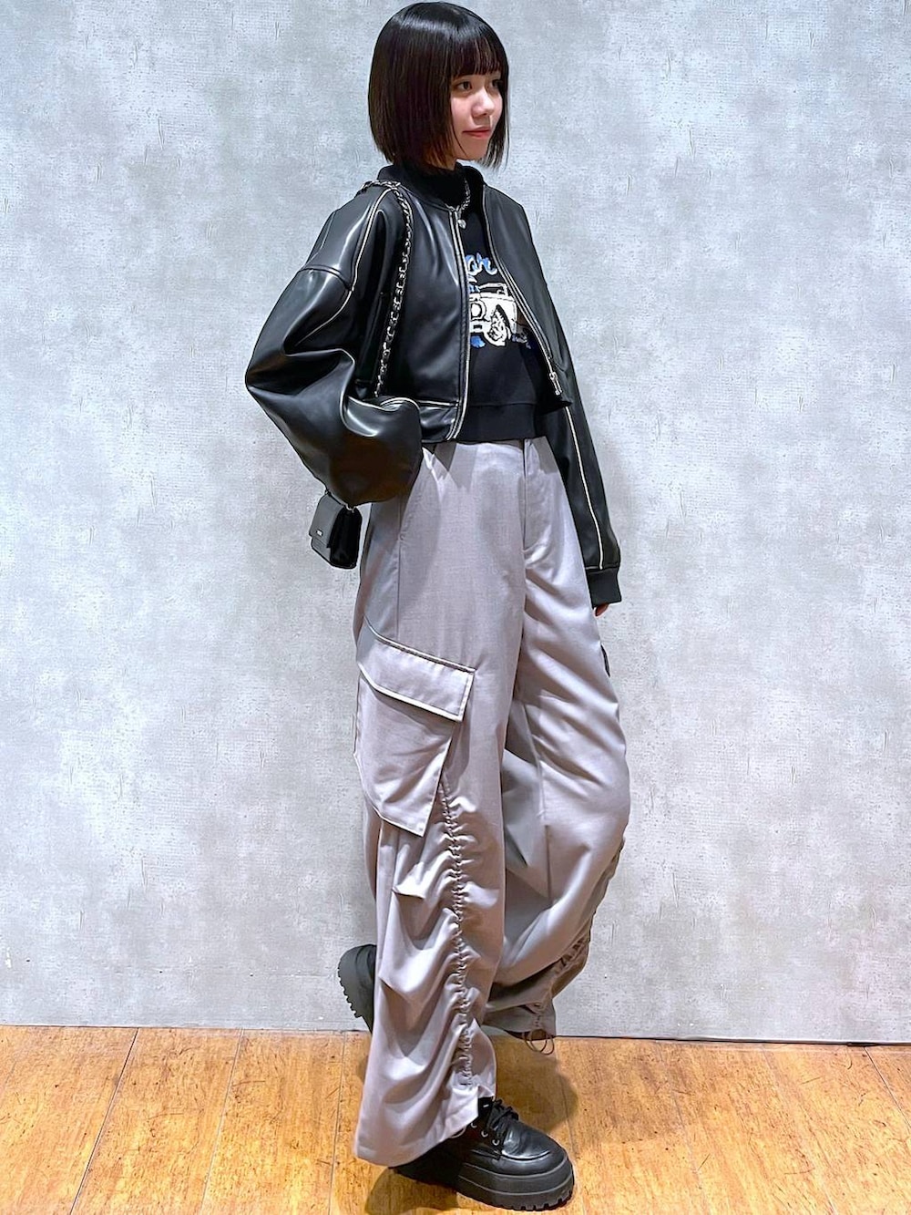 ブラック系のブーツ、ブラック系のブルゾン、ブラック系のニット/セーターを着用したレディースの冬コーディネートの2枚目の写真