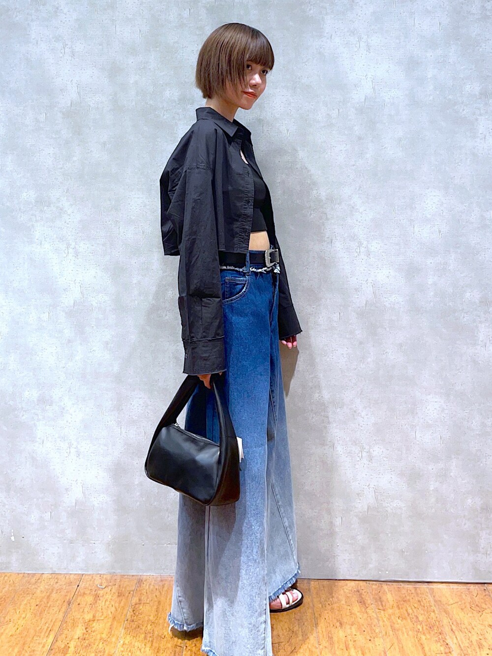 ブラック系のシャツ/ブラウス、ブラック系のキャミソール、ブラック系のハンドバッグを着用したレディースの夏コーディネートの2枚目の写真