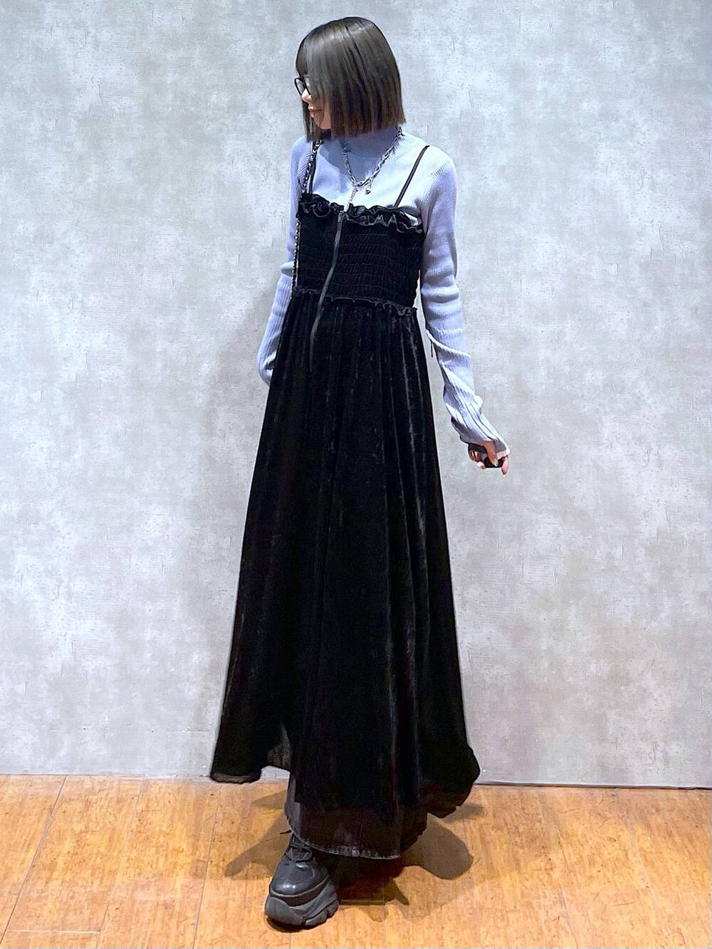 ブラック系のスニーカー、ブルー系のニット/セーター、ブラック系のデニムパンツを着用したレディースの秋コーディネートの7枚目の写真