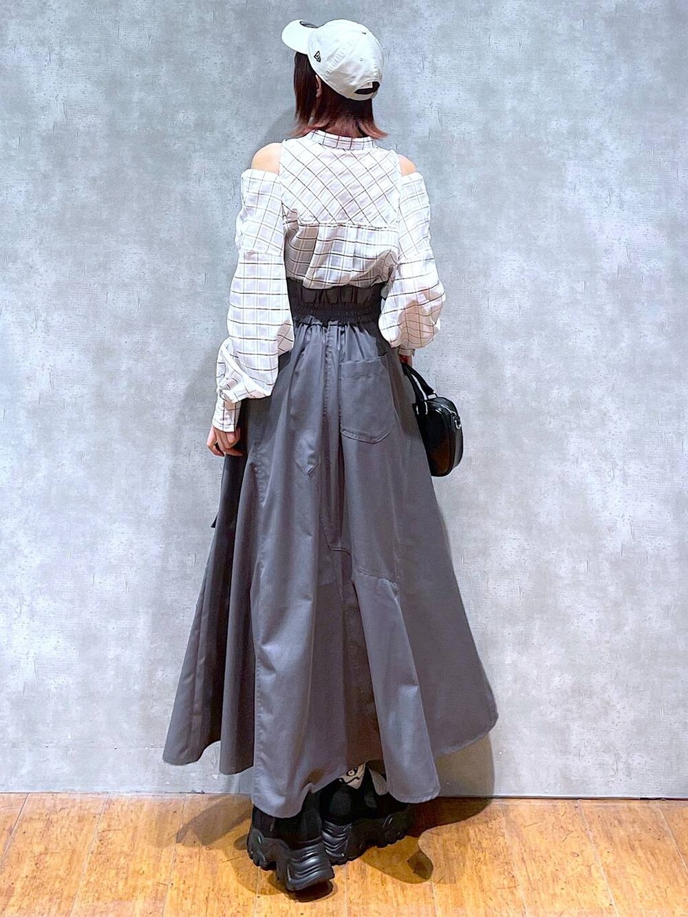 ホワイト系のシャツ/ブラウス、ブラック系のキャミソール、グレー系のジャンパースカートを着用したレディースの春コーディネートの6枚目の写真