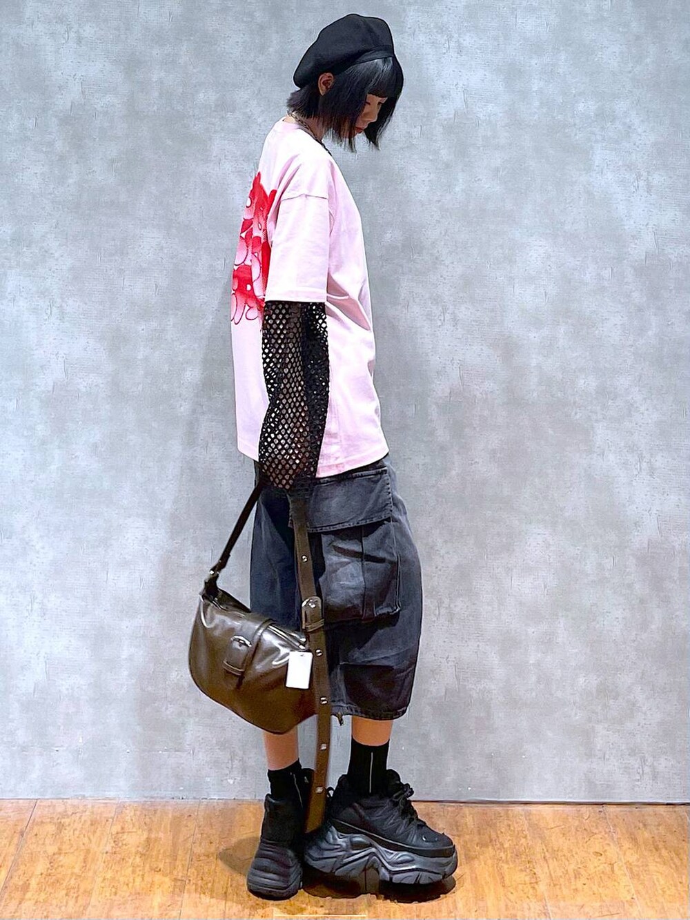 ブラック系のスニーカー、ピンク系のTシャツ/カットソー、ブラック系のTシャツ/カットソーを着用したレディースの夏コーディネートの2枚目の写真