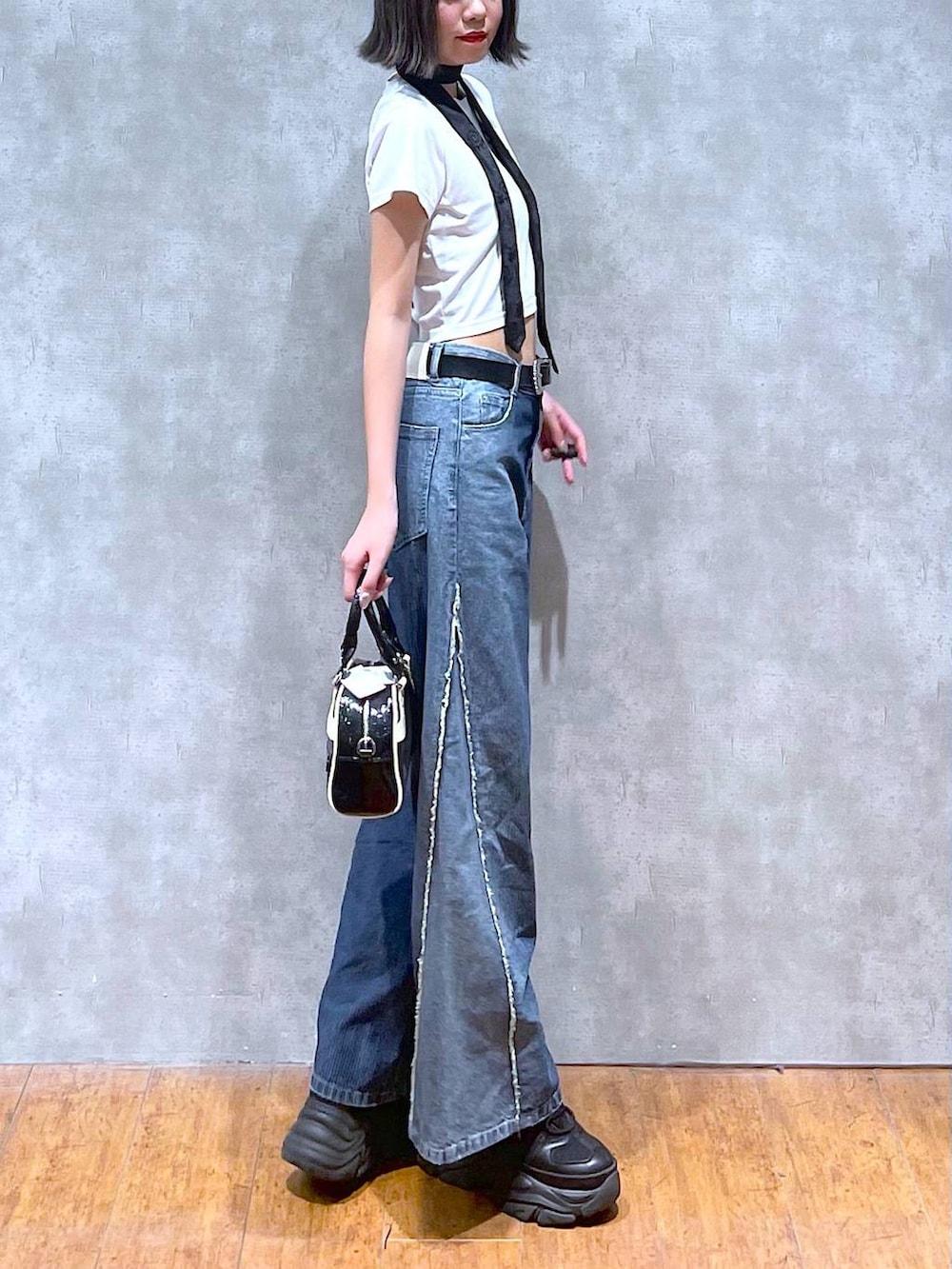 ブラック系のスニーカー、ホワイト系のTシャツ/カットソー、ブラック系のネクタイを着用したレディースの夏コーディネートの7枚目の写真