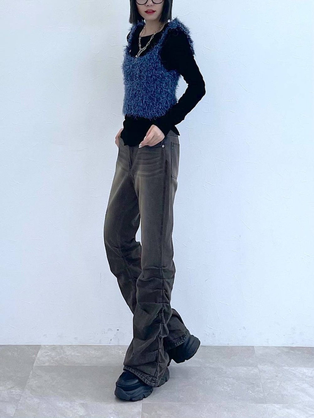 ブラック系のスニーカー、ブラック系のデニムパンツ、ブルー系のTシャツ/カットソーを着用したレディースの秋コーディネートの4枚目の写真