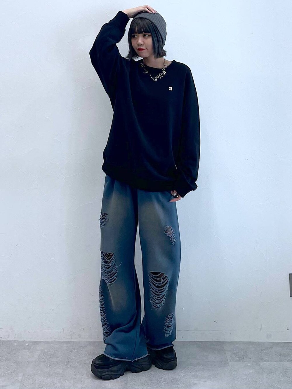 ブラック系のスニーカー、ブルー系のスウェットパンツ、ブラック系のスウェットを着用したレディースの秋コーディネートの6枚目の写真