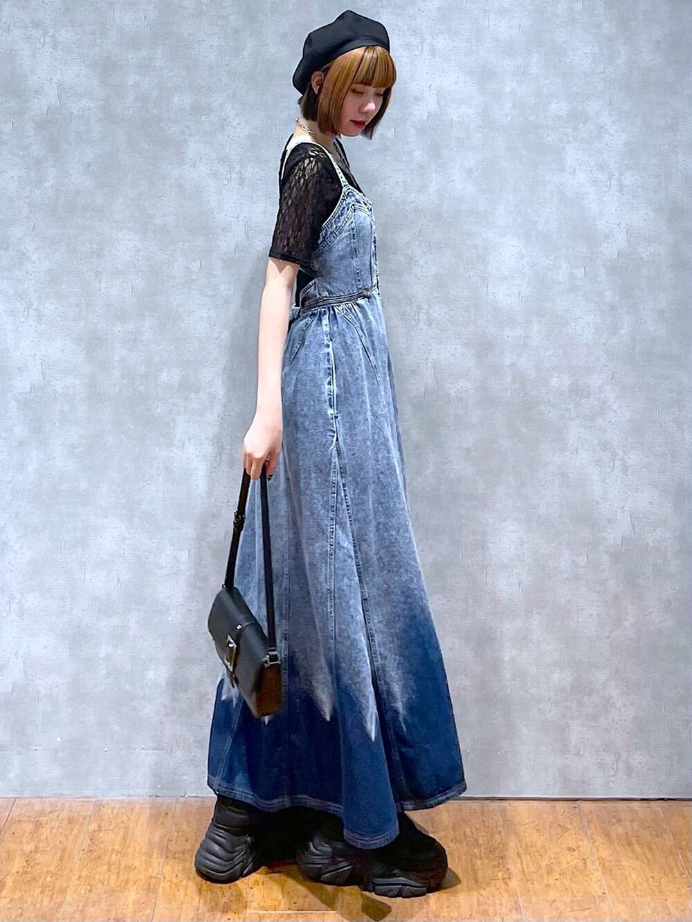 ブラック系のスニーカー、ブルー系のワンピース、ブラック系のTシャツ/カットソーを着用したレディースの夏コーディネートの5枚目の写真