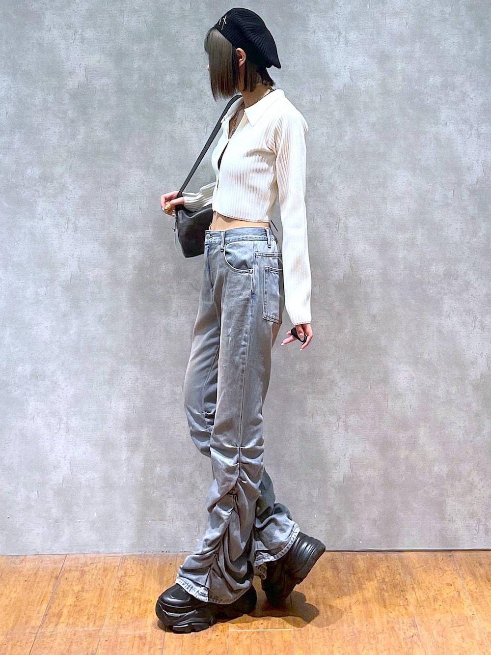 ブラック系のスニーカー、ブラック系のショルダーバッグ、ブラック系のキャミソールを着用したレディースの秋コーディネートの5枚目の写真