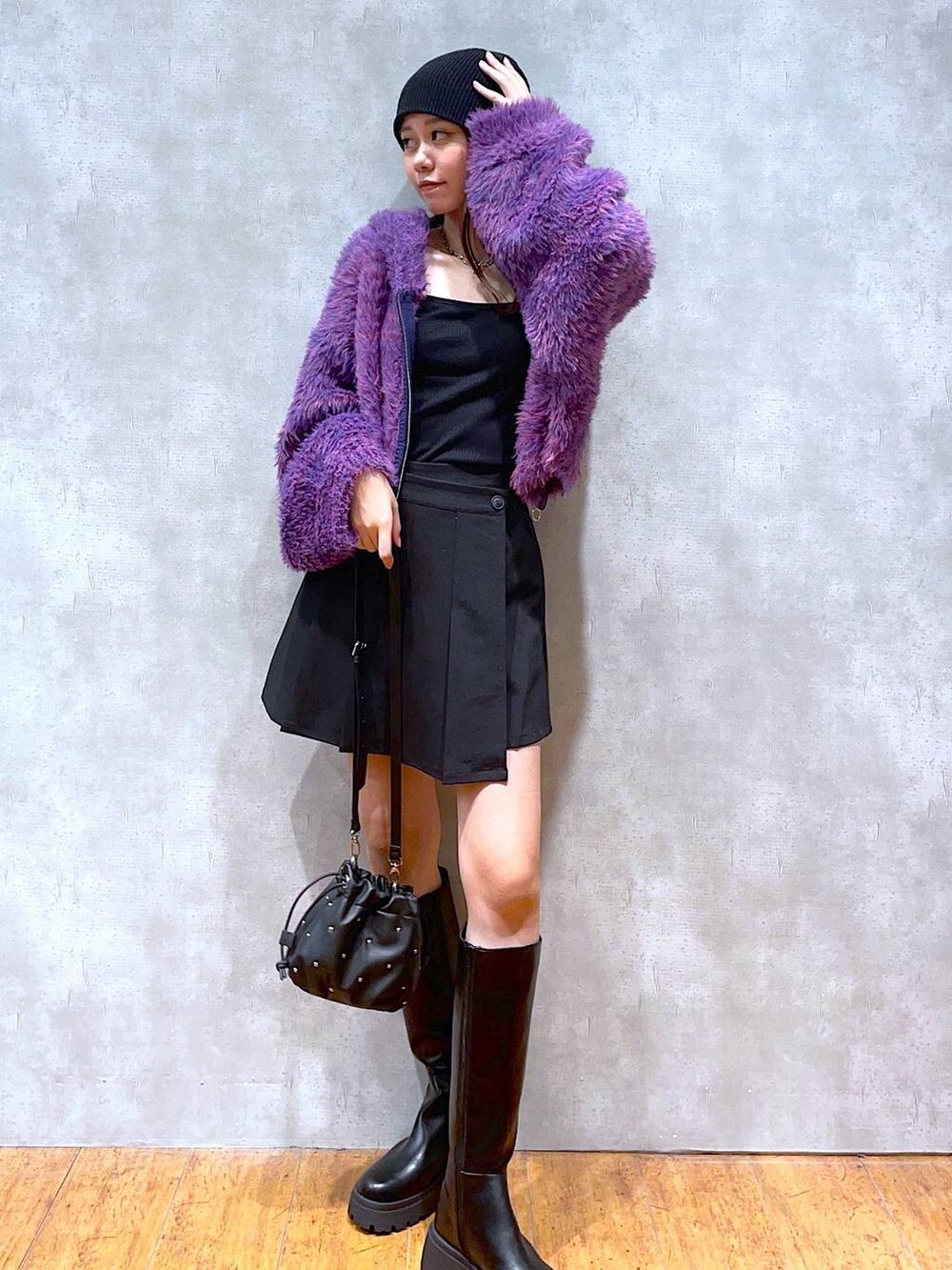 ブラック系のキャミソール、ブラック系のブーツ、ブラック系のショルダーバッグを着用したレディースの秋コーディネートの3枚目の写真