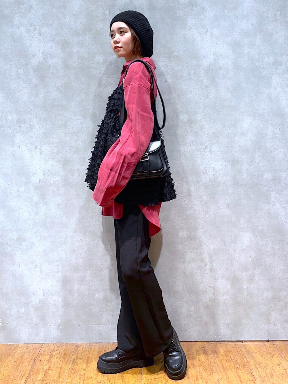 ブラック系のショルダーバッグ、レッド系のシャツ/ブラウス、ブラック系のベストを着用したレディースの秋コーディネートの2枚目の写真