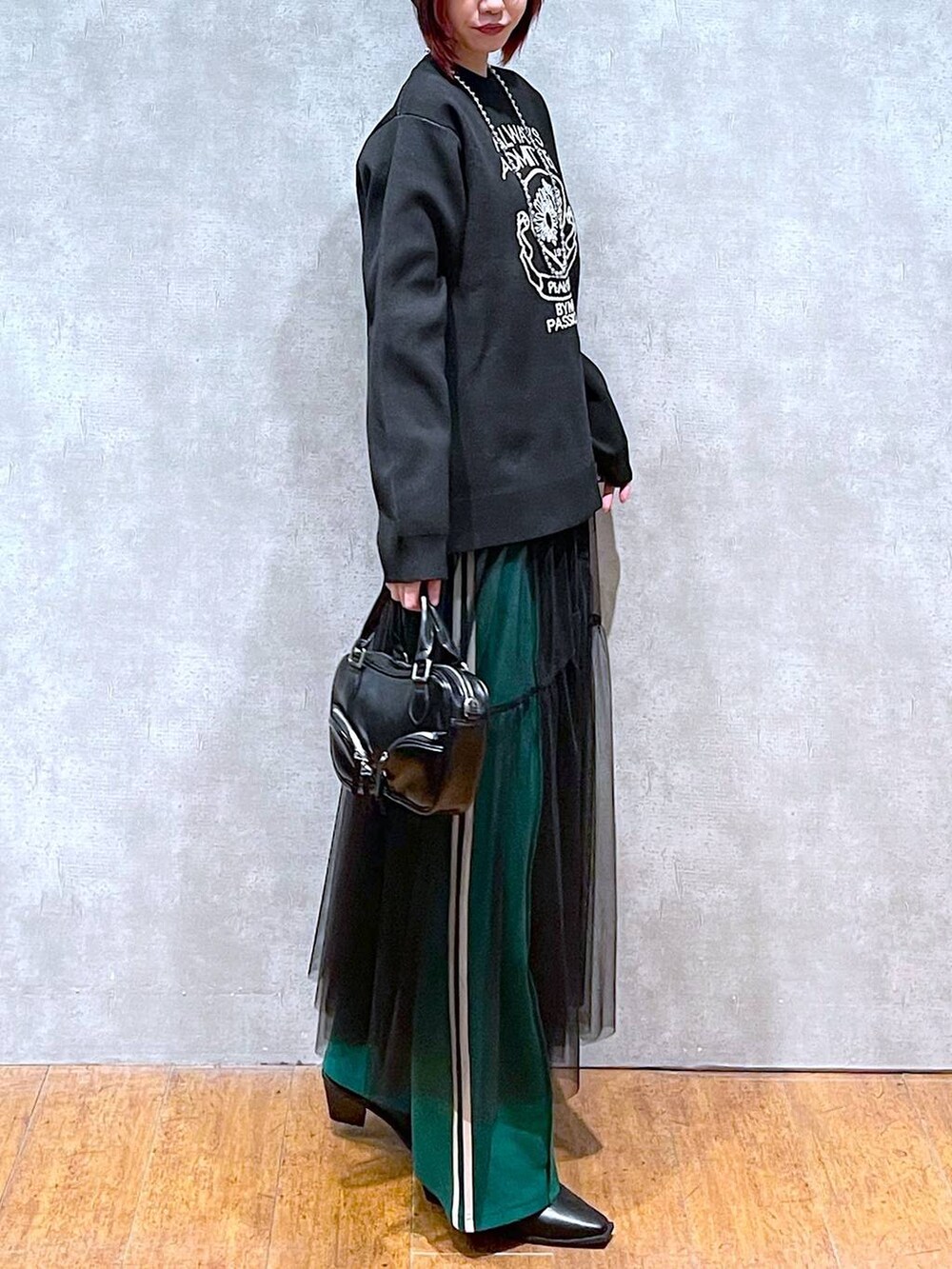 グリーン系のその他パンツ、ブラック系のニット/セーター、ブラック系のボストンバッグを着用したレディースの冬コーディネートの5枚目の写真