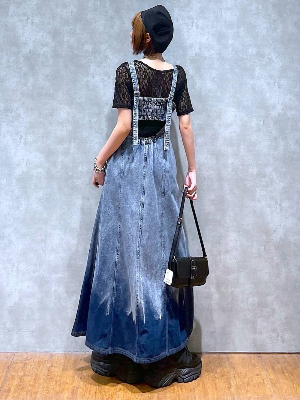 ブラック系のスニーカー、ブルー系のワンピース、ブラック系のTシャツ/カットソーを着用したレディースの夏コーディネートの7枚目の写真