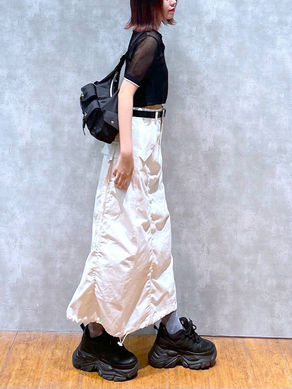 ブラック系のショルダーバッグ、ブラック系のスニーカー、ブラック系のキャミソールを着用したレディースの夏コーディネートの2枚目の写真