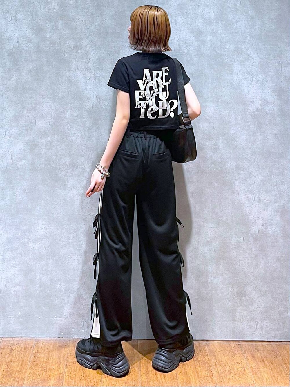 ブラック系のスニーカー、ブラック系のTシャツ/カットソー、ブラック系のその他パンツを着用したレディースの夏コーディネートの3枚目の写真