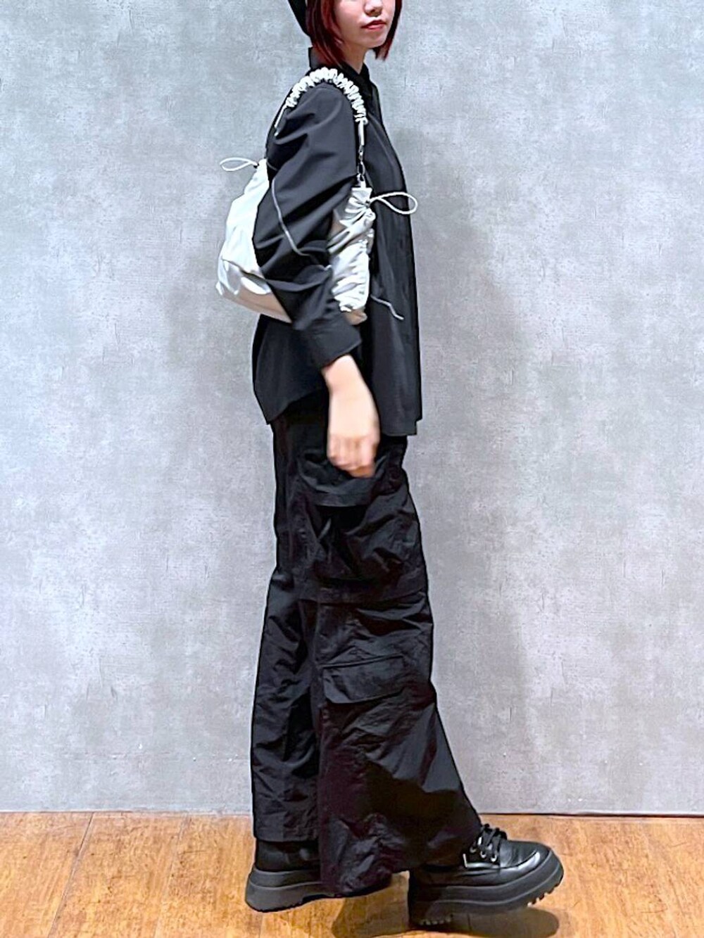 ブラック系のシャツ/ブラウス、ブラック系のカーゴパンツ、ブラック系のブーツを着用したレディースの冬コーディネートの4枚目の写真