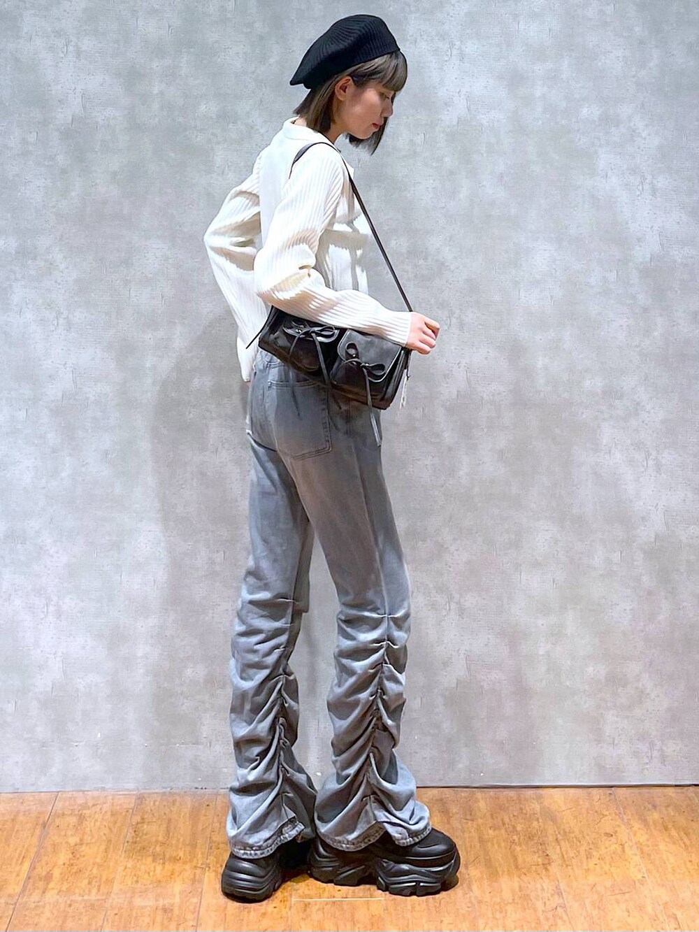 ブラック系のスニーカー、ブラック系のショルダーバッグ、ブラック系のキャミソールを着用したレディースの秋コーディネートの6枚目の写真