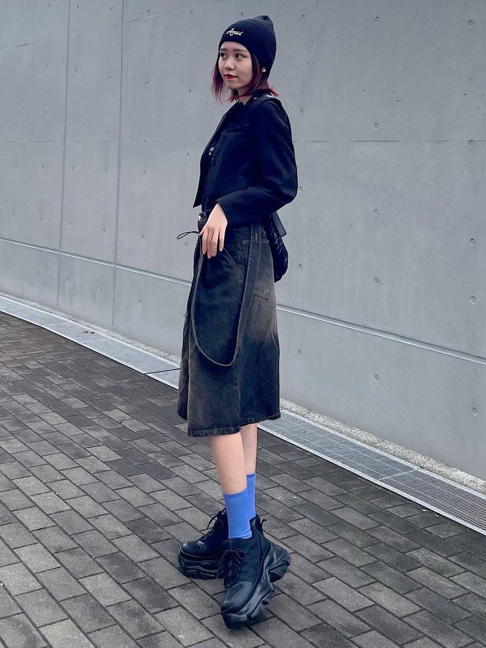 ブラック系のショルダーバッグ、ブラック系のスニーカー、ブラック系のTシャツ/カットソーを着用したレディースの春コーディネートの6枚目の写真