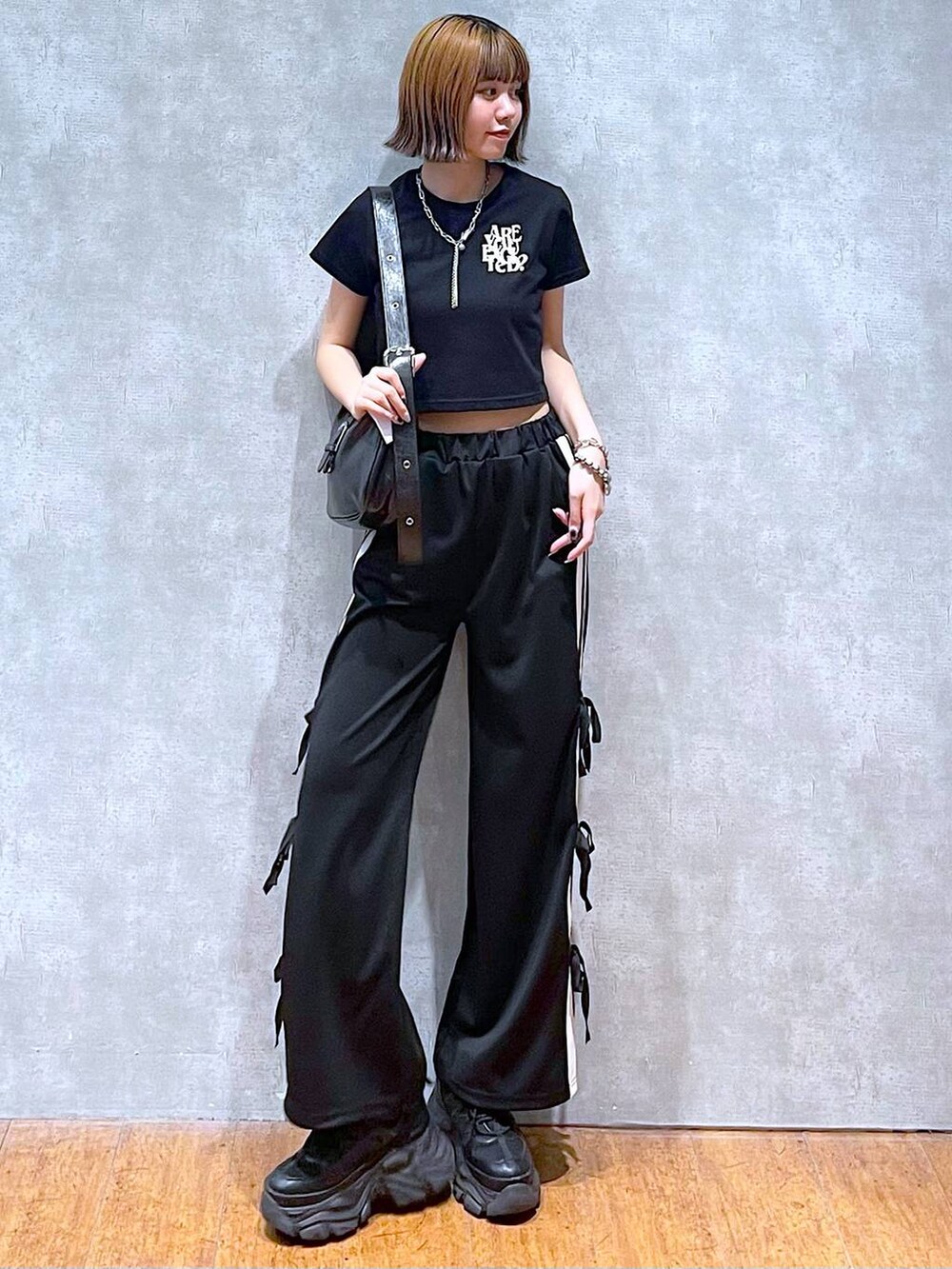 ブラック系のスニーカー、ブラック系のTシャツ/カットソー、ブラック系のその他パンツを着用したレディースの夏コーディネートの5枚目の写真