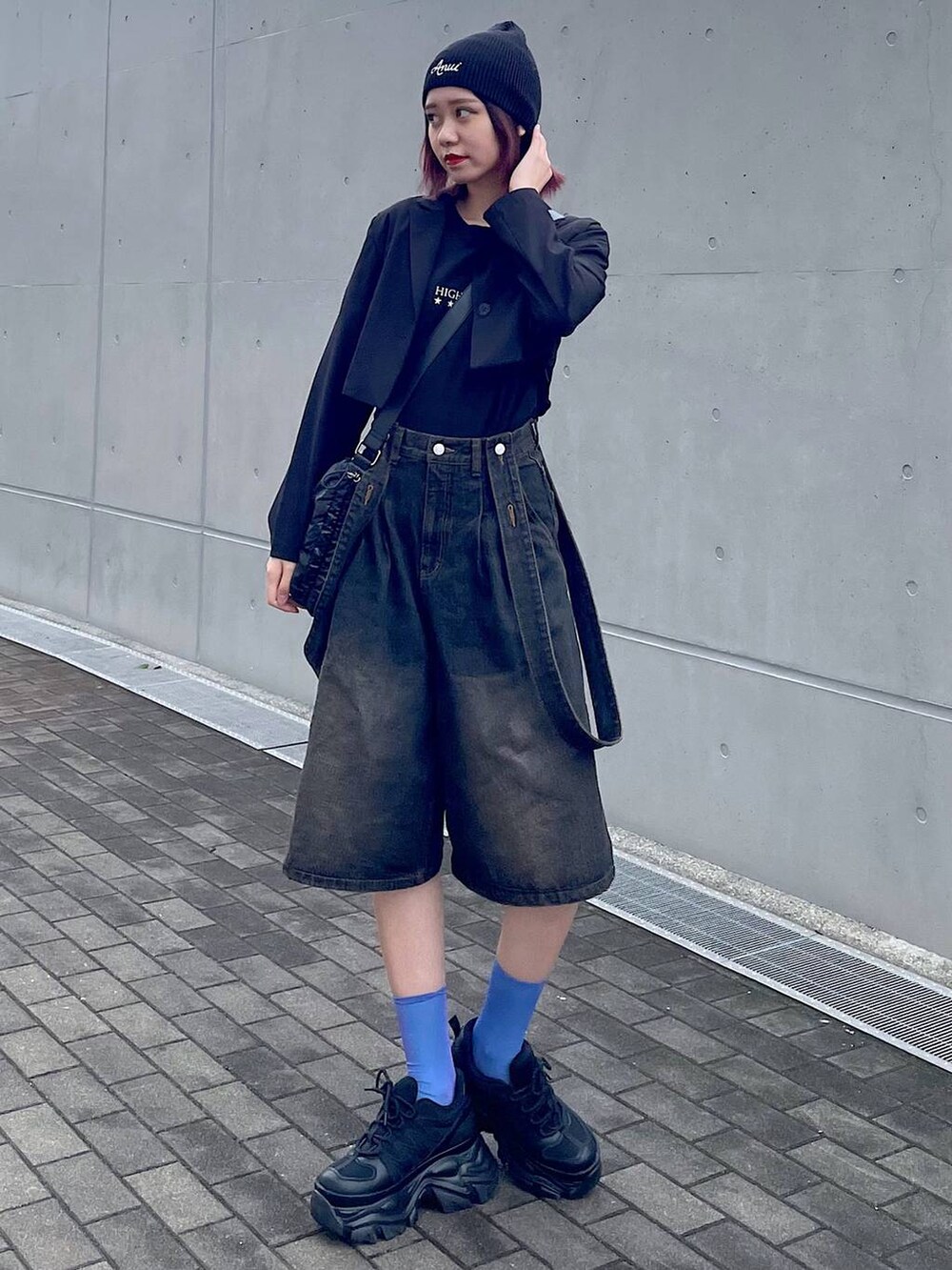 ブラック系のショルダーバッグ、ブラック系のスニーカー、ブラック系のTシャツ/カットソーを着用したレディースの春コーディネートの5枚目の写真