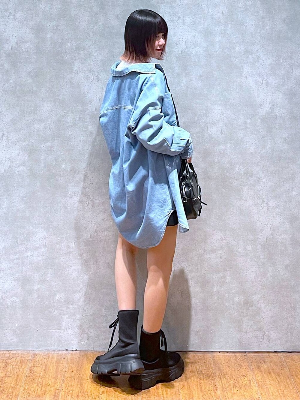 ホワイト系のTシャツ/カットソー、ブラック系のその他パンツ、ブラック系のボストンバッグを着用したレディースの春コーディネートの6枚目の写真