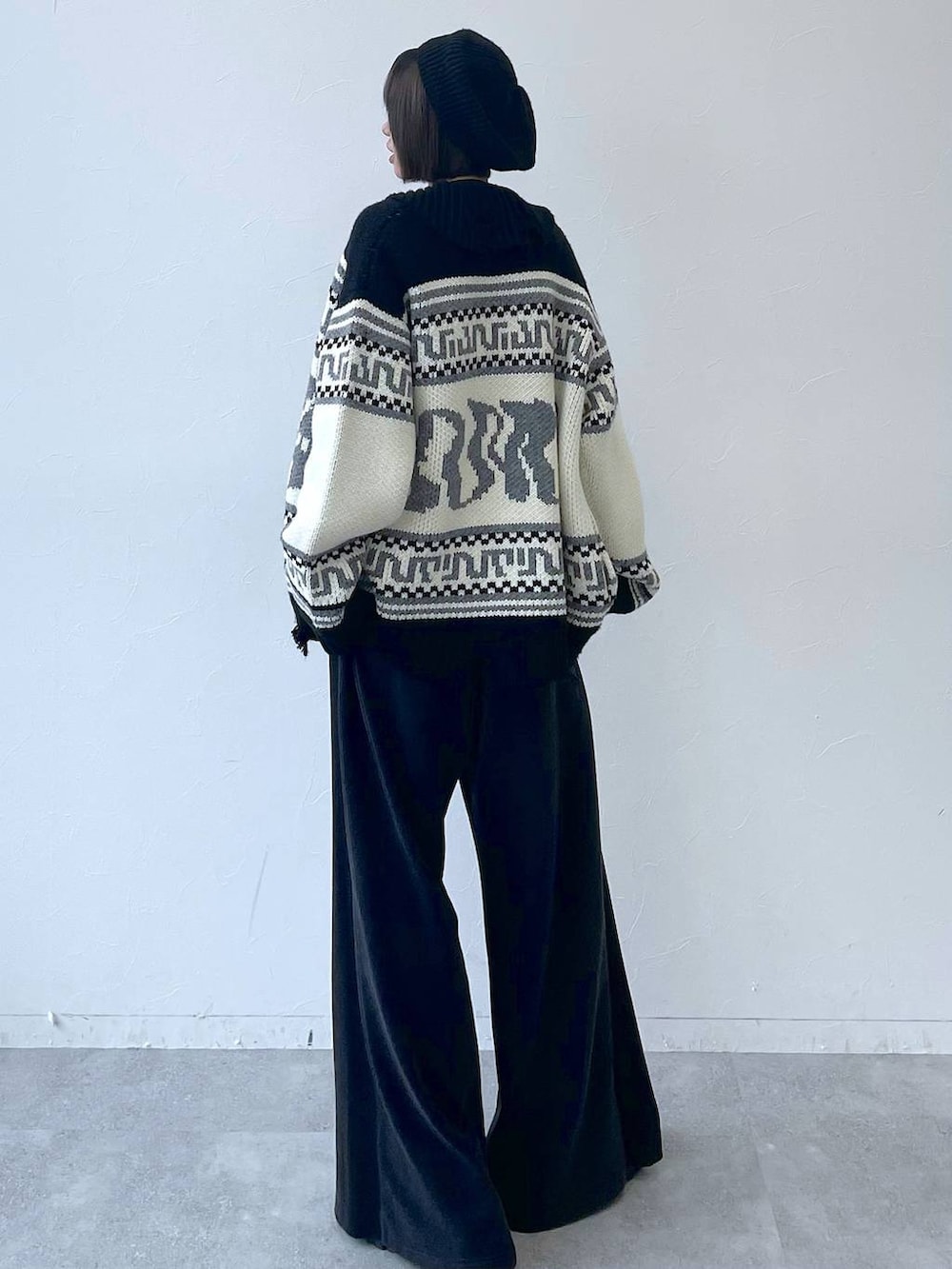 ブラック系のスニーカー、ブラック系のカーディガン/ボレロ、ブラック系のスウェットパンツを着用したレディースの秋コーディネートの4枚目の写真