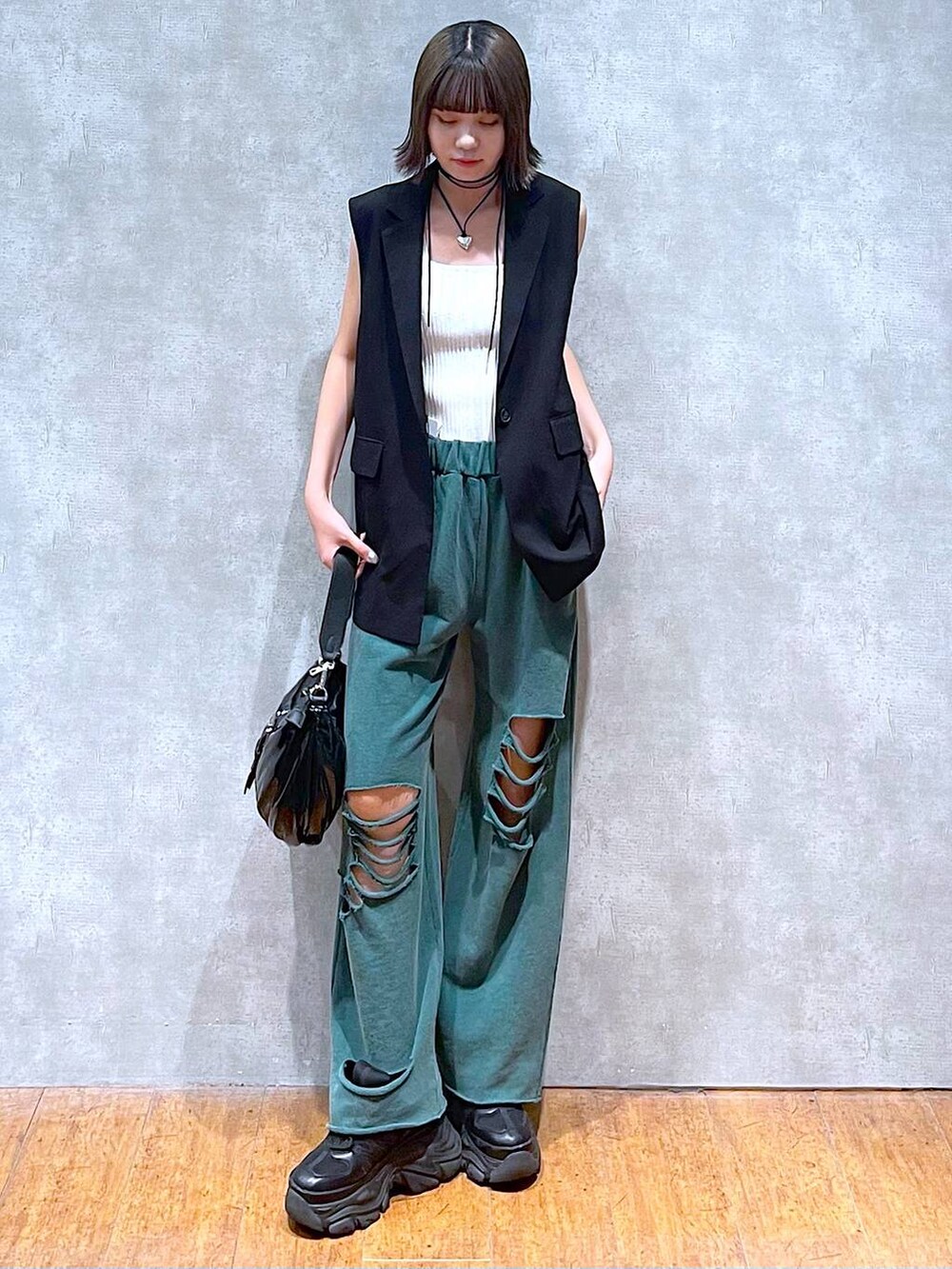 ホワイト系のタンクトップ、ブラック系のスニーカー、ブラック系のショルダーバッグを着用したレディースの夏コーディネートの5枚目の写真