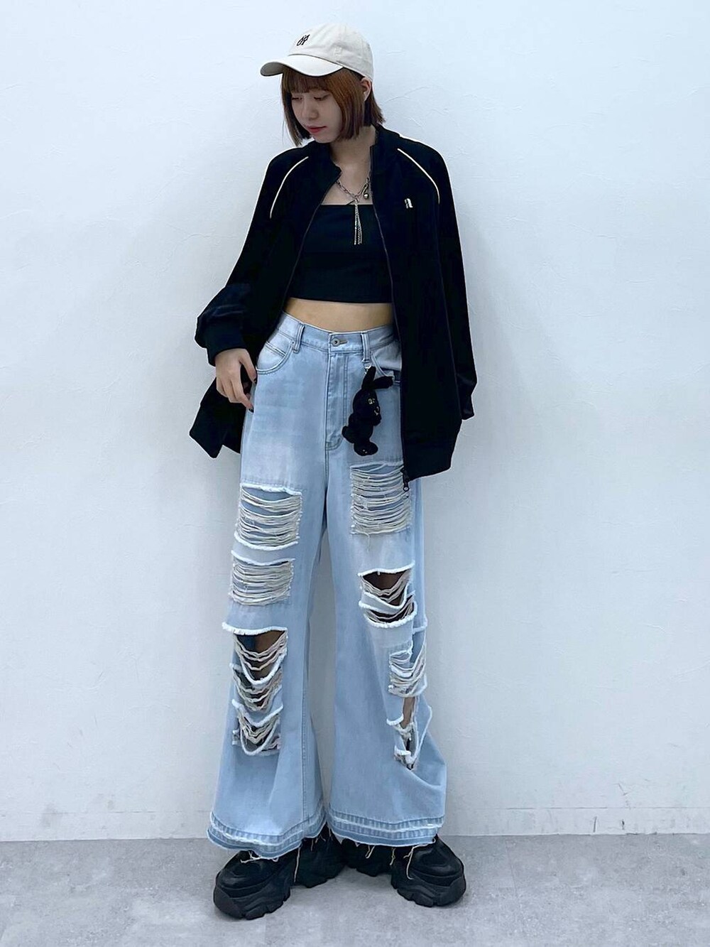 その他のデニムパンツ、ブラック系のキャミソール、ブラック系のスニーカーを着用したレディースの秋コーディネートの7枚目の写真