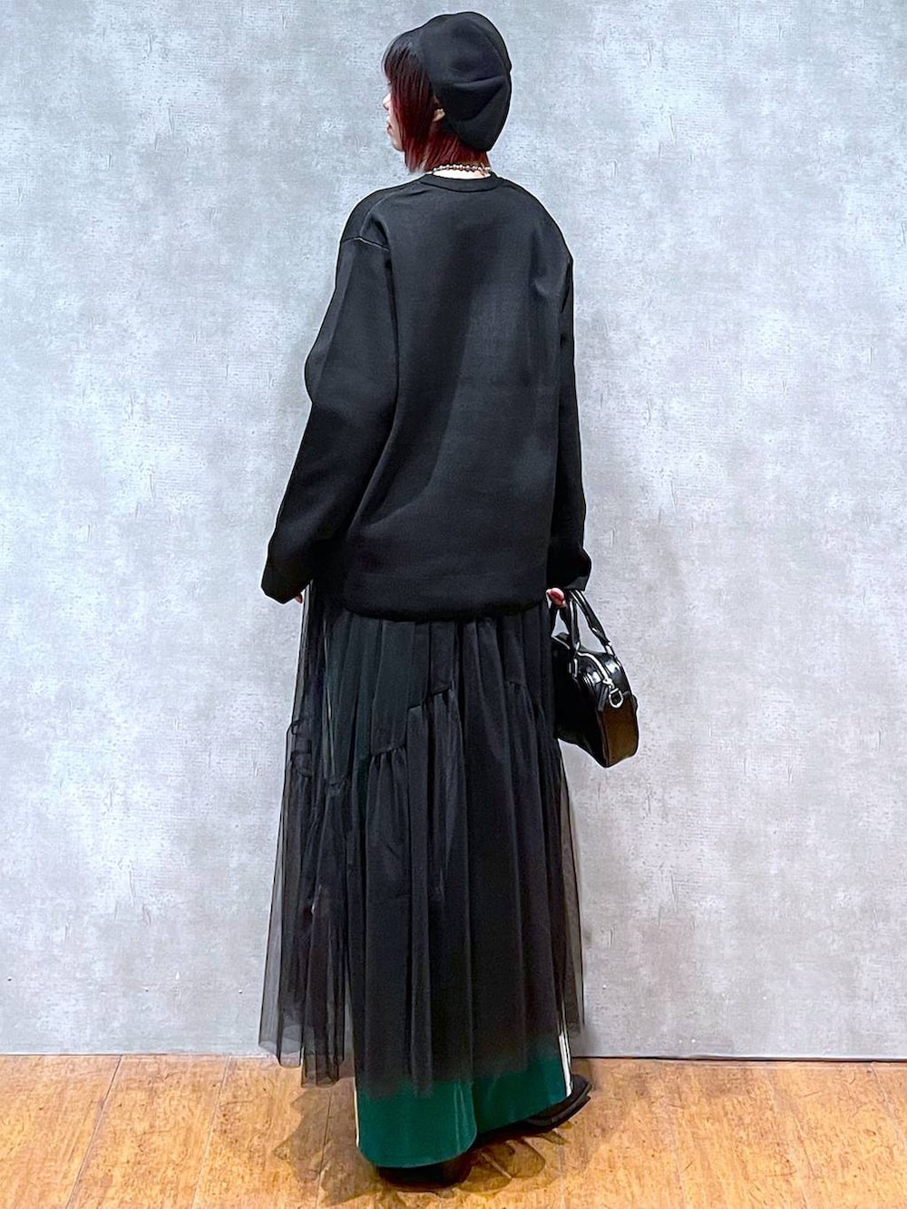 グリーン系のその他パンツ、ブラック系のニット/セーター、ブラック系のボストンバッグを着用したレディースの冬コーディネートの8枚目の写真