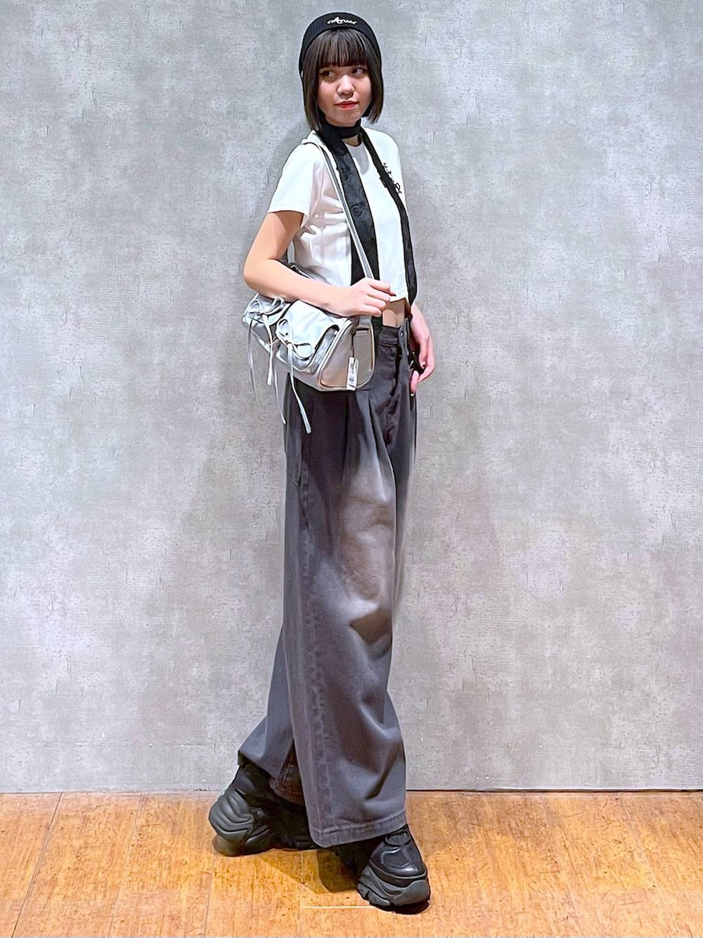 ブラック系のスニーカー、ブラック系のネクタイ、ホワイト系のTシャツ/カットソーを着用したレディースの夏コーディネートの4枚目の写真