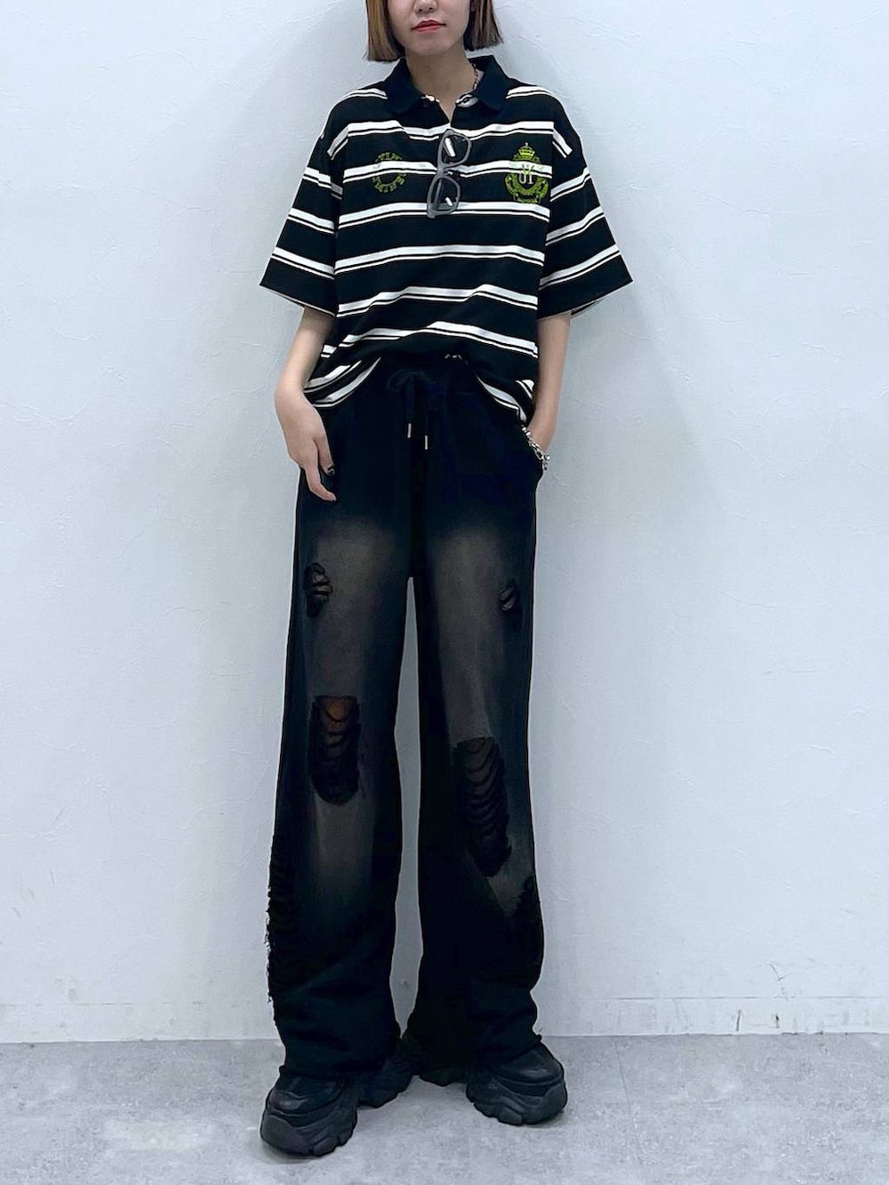 ブラック系のスニーカー、ブラック系のスウェットパンツ、ブラック系のTシャツ/カットソーを着用したレディースの夏コーディネートの2枚目の写真