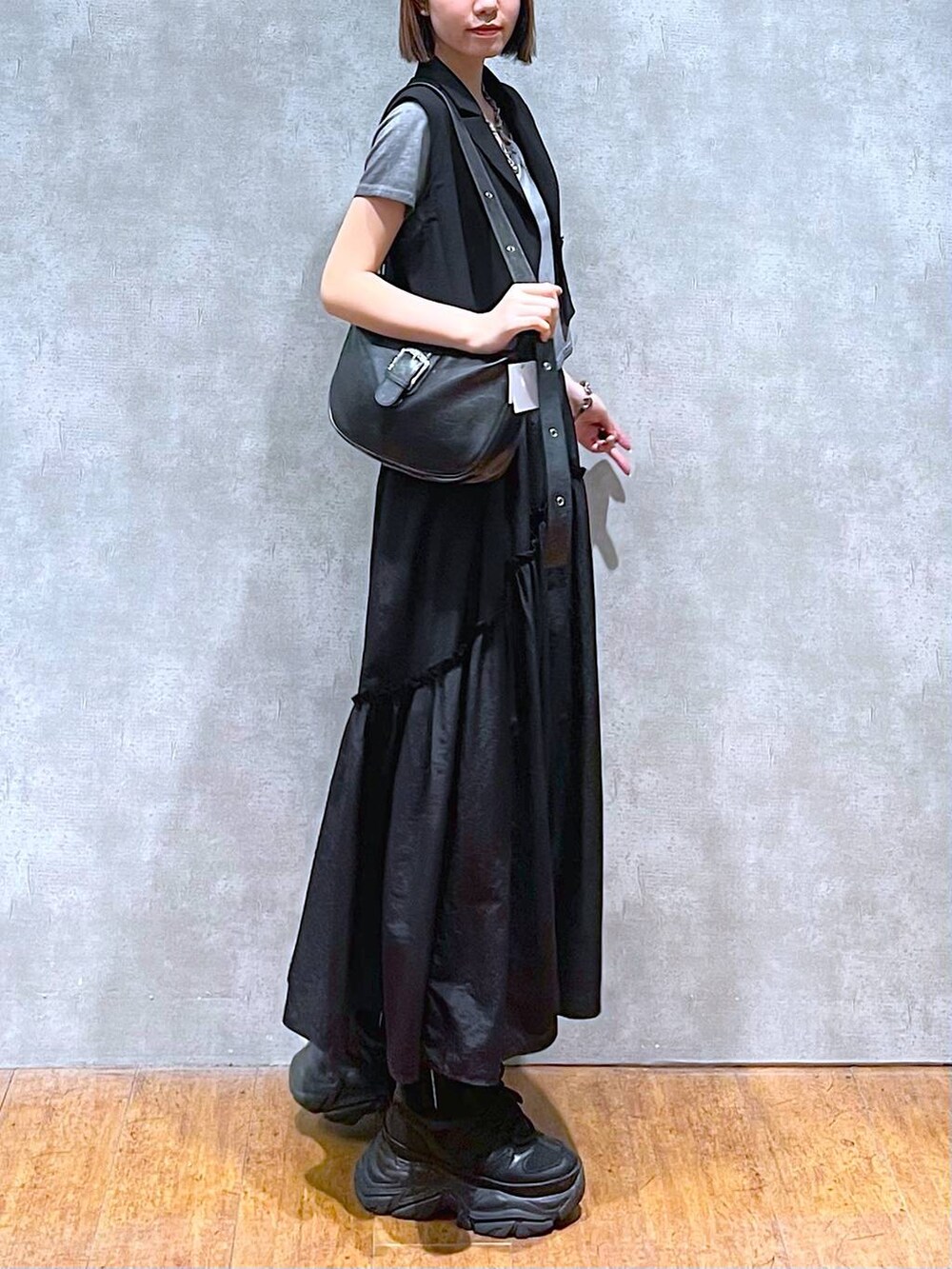 ブラック系のスニーカー、ブラック系のテーラードジャケット、グレー系のTシャツ/カットソーを着用したレディースの夏コーディネートの3枚目の写真