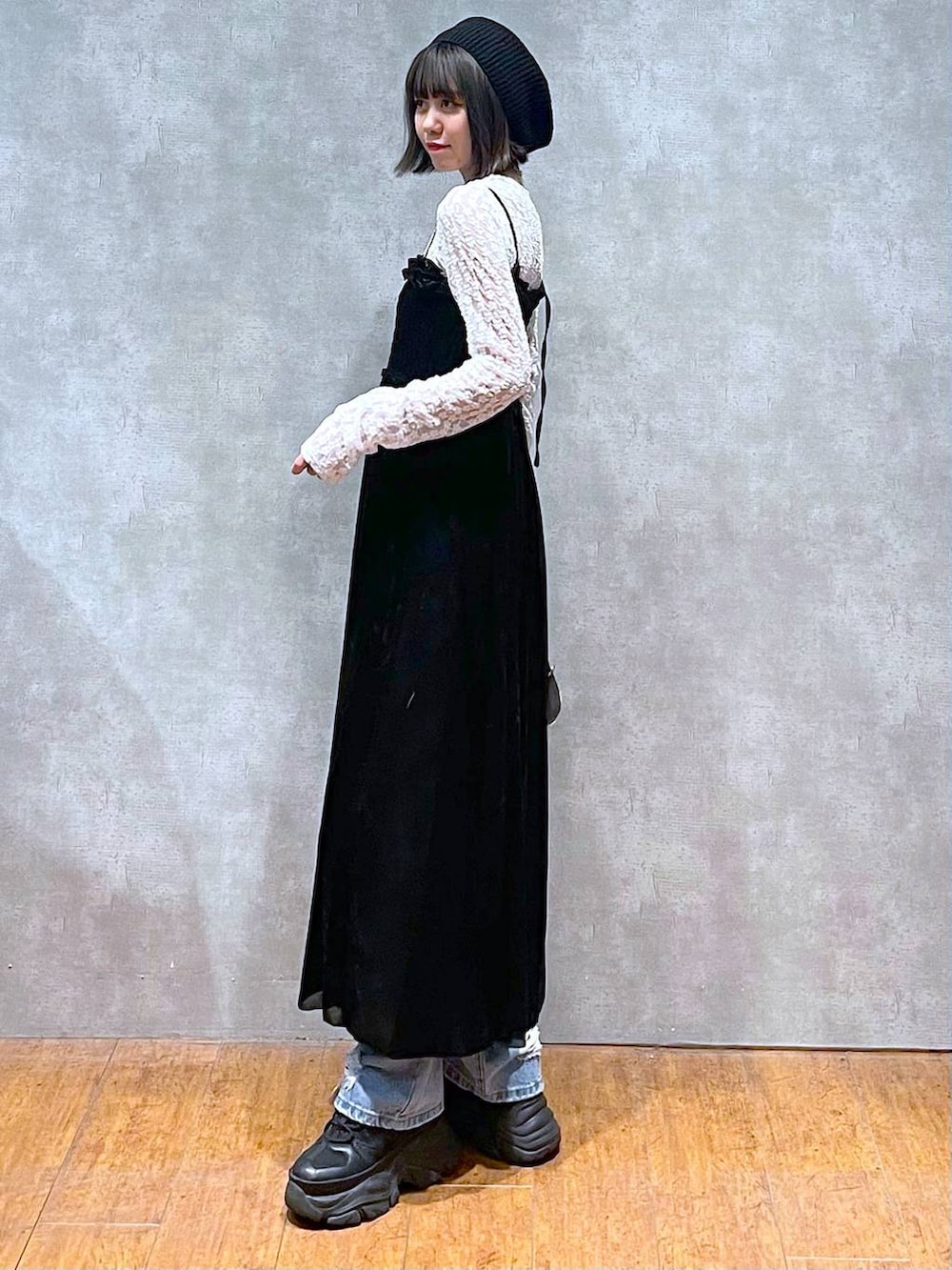 ブラック系のスニーカー、ブラック系のショルダーバッグ、ブルー系のデニムパンツを着用したレディースの夏コーディネートの4枚目の写真