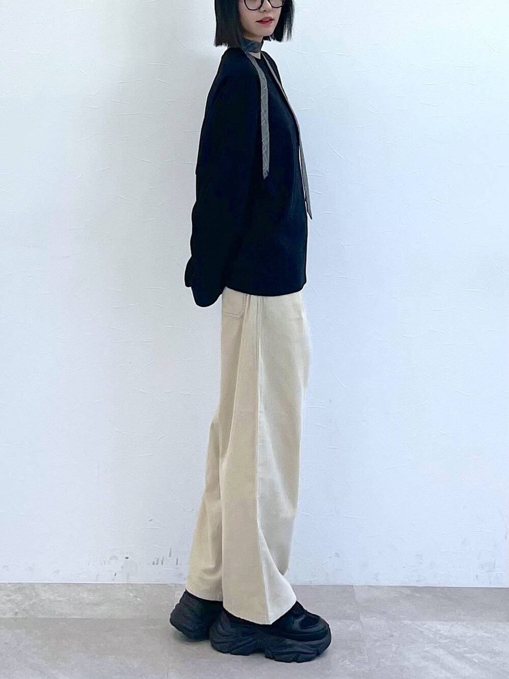 ブラック系のスニーカー、グレー系のネクタイ、ブラック系のTシャツ/カットソーを着用したレディースの秋コーディネートの8枚目の写真