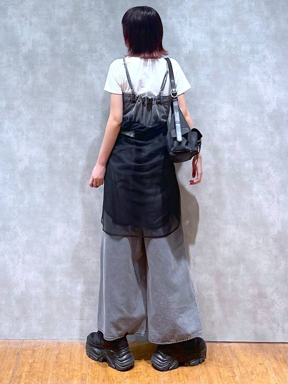 ブラック系のショルダーバッグ、ブラック系のサロペット/オーバーオール、ブラック系のスニーカーを着用したレディースの春コーディネートの8枚目の写真