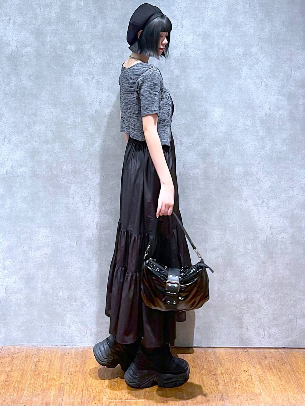 ブラック系のスニーカー、ブラック系のショルダーバッグ、ブラック系のワンピースを着用したレディースの夏コーディネートの5枚目の写真