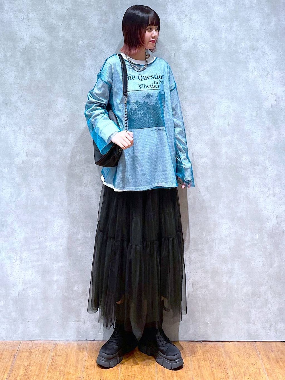 ホワイト系のTシャツ/カットソー、ブラック系のショルダーバッグ、ブラック系のスカートを着用したレディースの春コーディネートの3枚目の写真